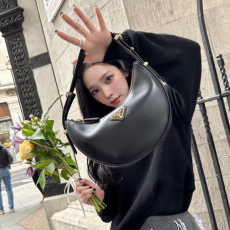 42위 [에스파 카리나] PRADA 프라다 아르케 가죽 숄더백