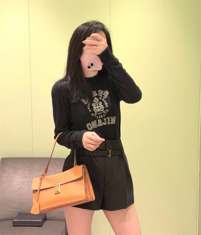 46위 PRADA 프라다 소프트 사운드 미디엄 가죽 숄더백 1BN023 2COLOR